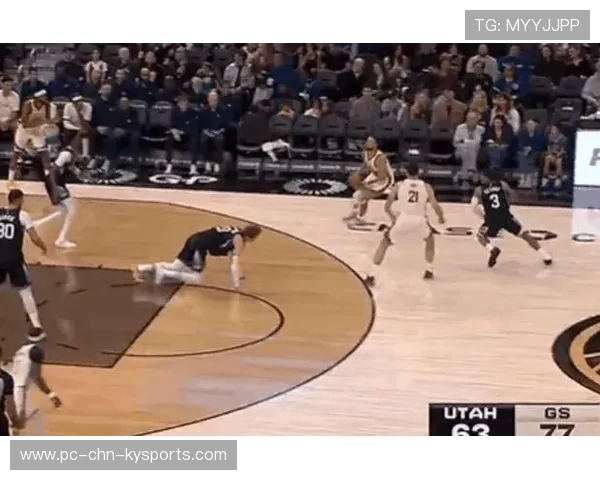 库里压哨三分穿心入网，勇士彻底点燃现场