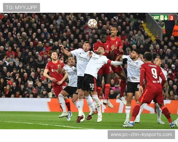 利物浦前场互换位置制造混乱，对手防线告急